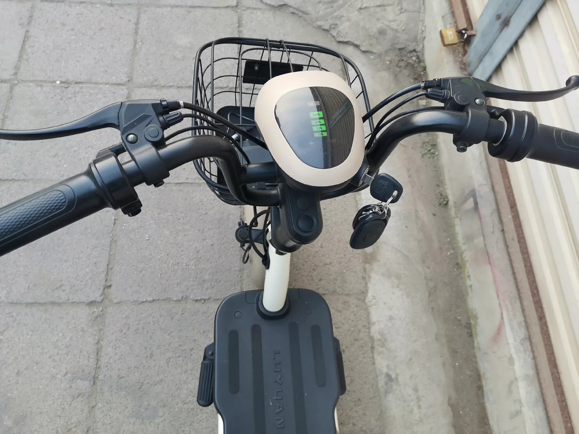 九成新绿源48v20ah新国标电动车，去年2399旧车置换的，一直骑着很爱惜，电池没超保，昨天去专卖店换了一组石墨烯电池，这个天气正常骑行80里路没问题，冬天开